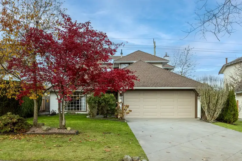 15719 95 AVENUE - photo 1 of 40