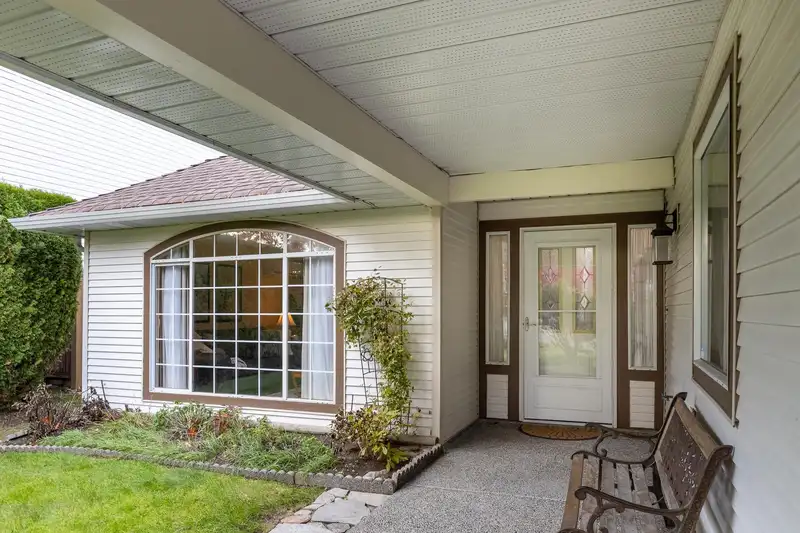 15719 95 AVENUE - photo 2 of 40