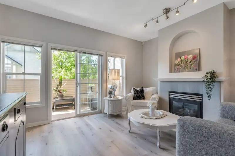 16 18707 65 AVENUE - photo 4 of 39