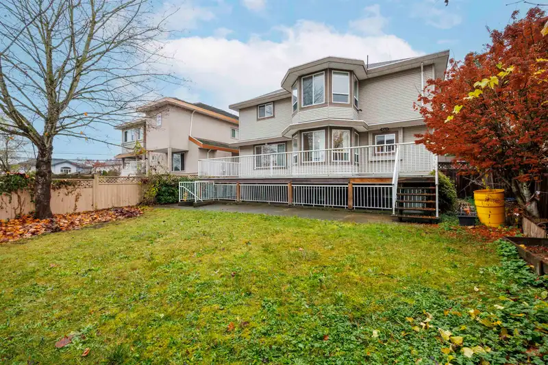 15210 82 AVENUE - photo 3 of 39