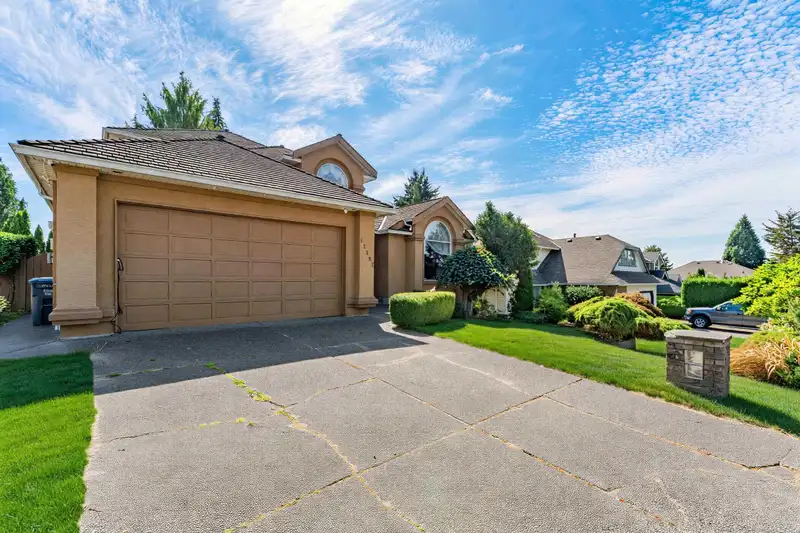 15390 80A AVENUE - photo 4 of 33