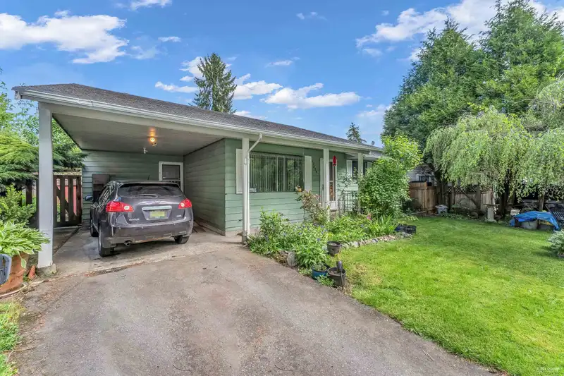 17423 63A AVENUE - photo 4 of 40