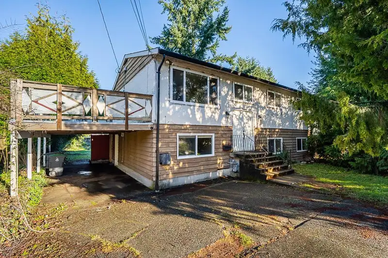 14735 107A AVENUE - photo 4 of 40