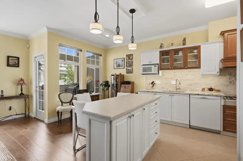 24 15037 58 AVENUE - photo 4 of 25