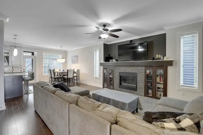 14148 60A AVENUE - photo 3 of 34
