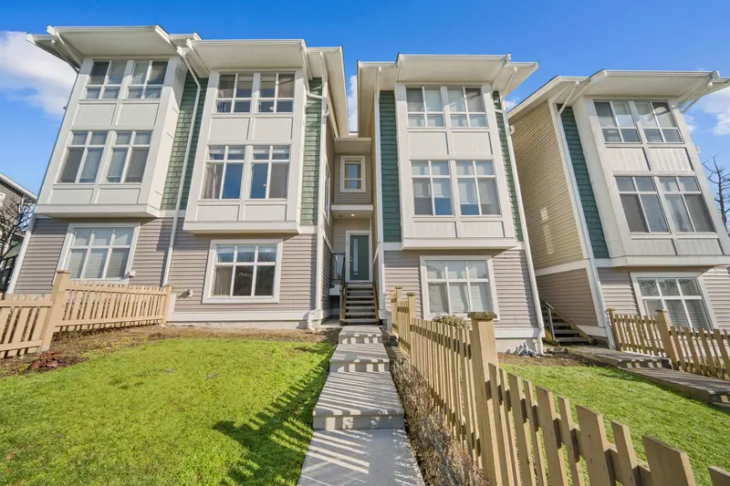 95 24108 104 AVENUE - photo 2 of 25