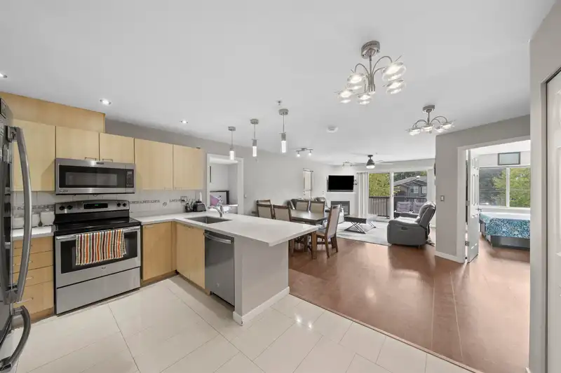 207 12083 92A AVENUE - photo 3 of 32