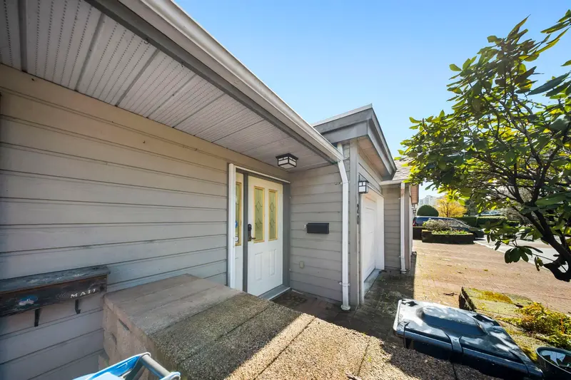 20 323 GOVERNORS COURT - photo 4 of 25