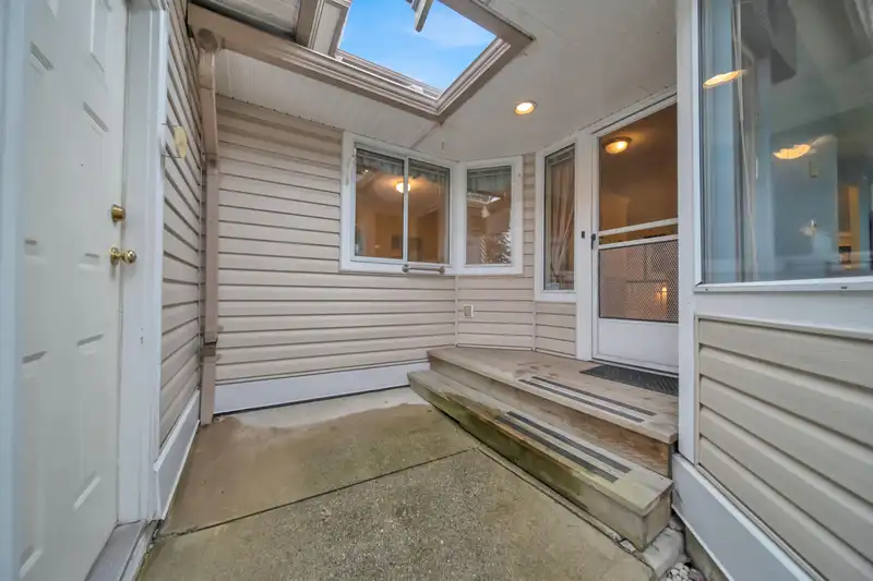 101 16071 82 AVENUE - photo 2 of 31