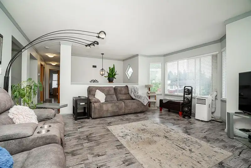 14263 67 AVENUE - photo 2 of 37