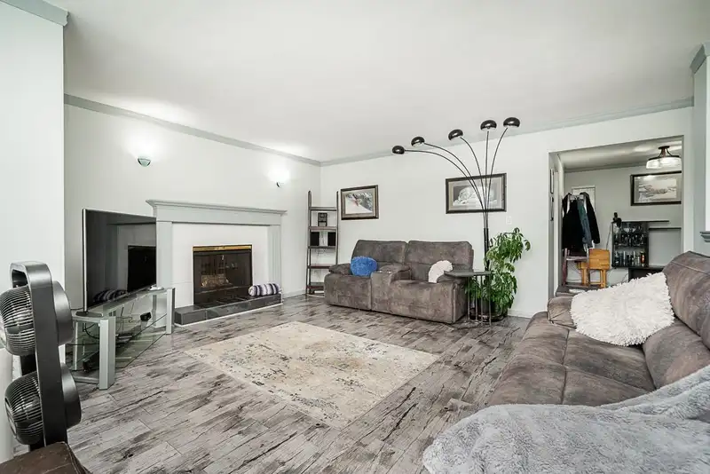 14263 67 AVENUE - photo 3 of 37
