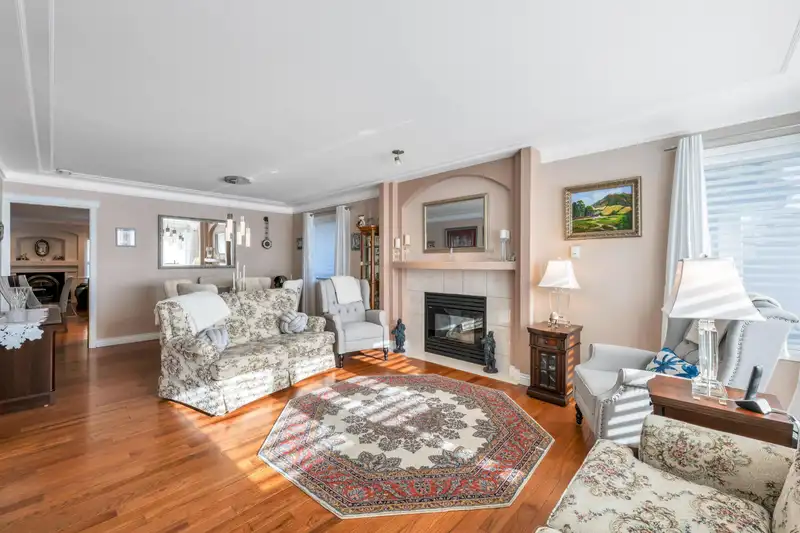 19081 63 AVENUE - photo 4 of 39