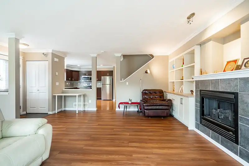 87 12040 68 AVENUE - photo 4 of 36