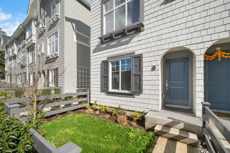 126 15778 85 AVENUE - photo 1 of 27
