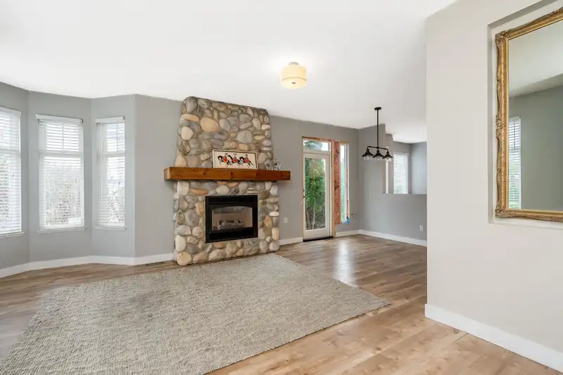 14886 56A AVENUE - photo 3 of 40