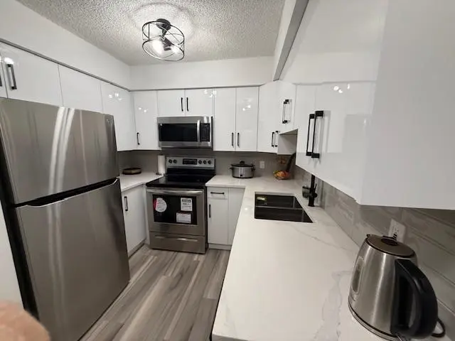 205 1948 COQUITLAM AVENUE - photo 2 of 15