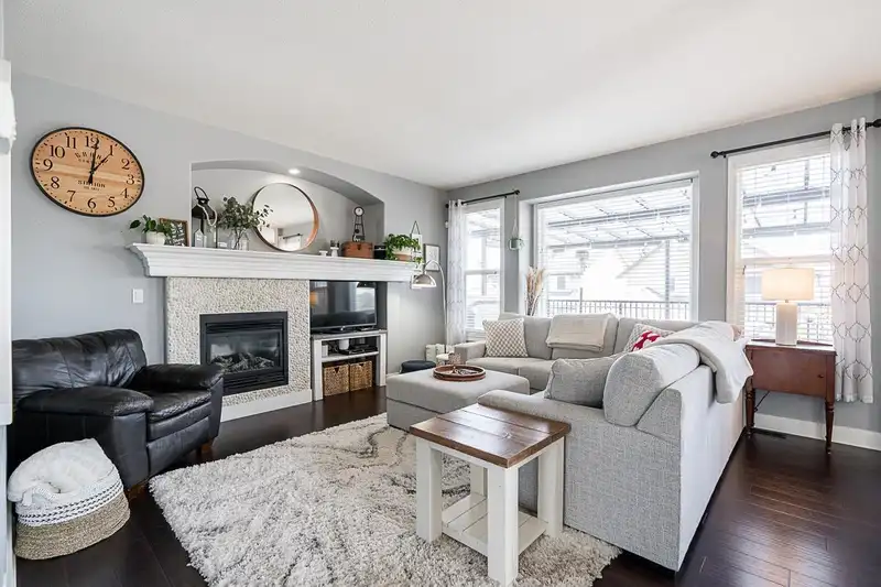 6064 165A STREET - photo 3 of 37