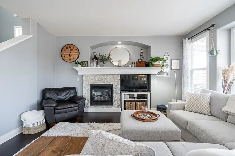 6064 165A STREET - photo 4 of 37