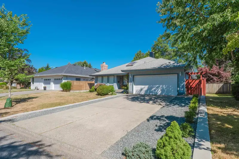 16323 MIDDLEGLEN CLOSE - photo 4 of 30