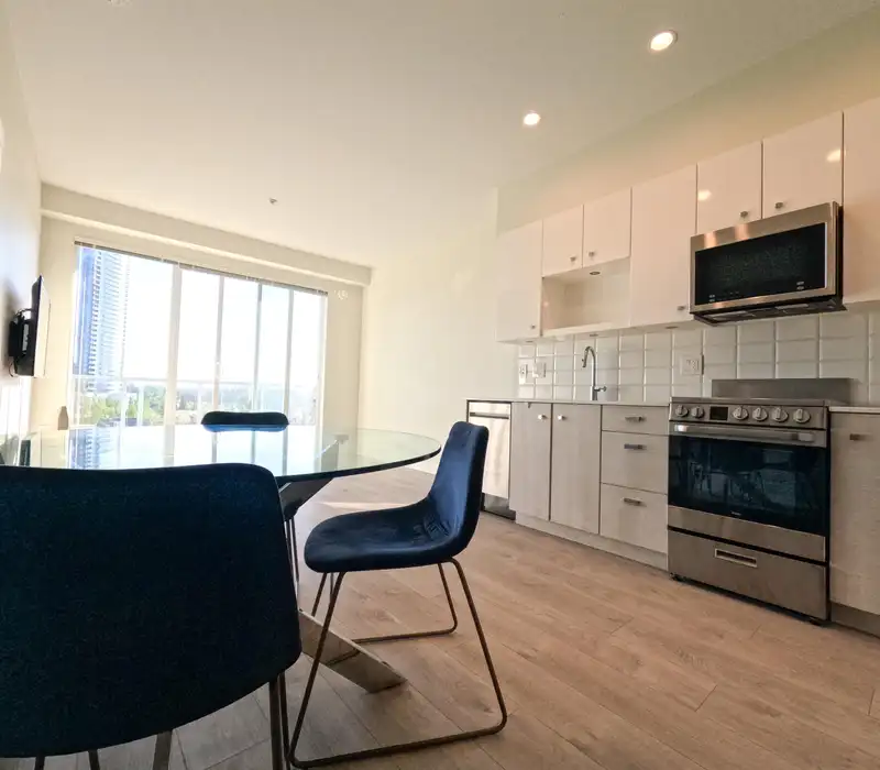 504 10838 WHALLEY BOULEVARD - photo 3 of 14