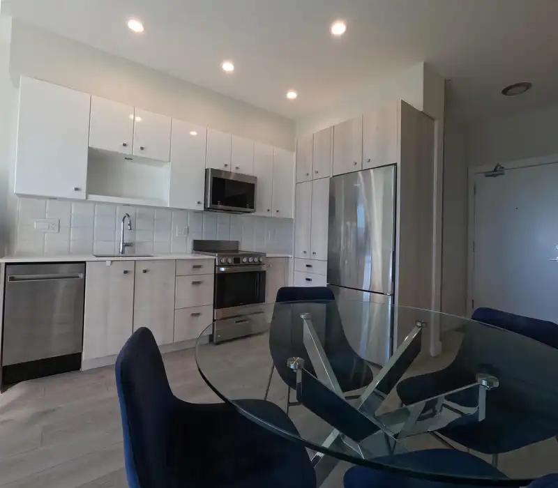 504 10838 WHALLEY BOULEVARD - photo 4 of 14