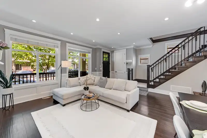 19056 68 AVENUE - photo 4 of 40
