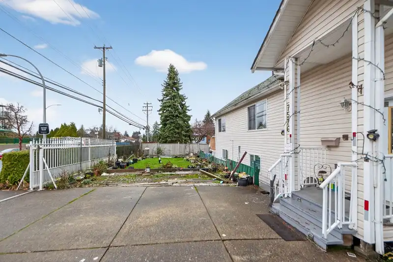 7576 140 STREET - photo 4 of 40