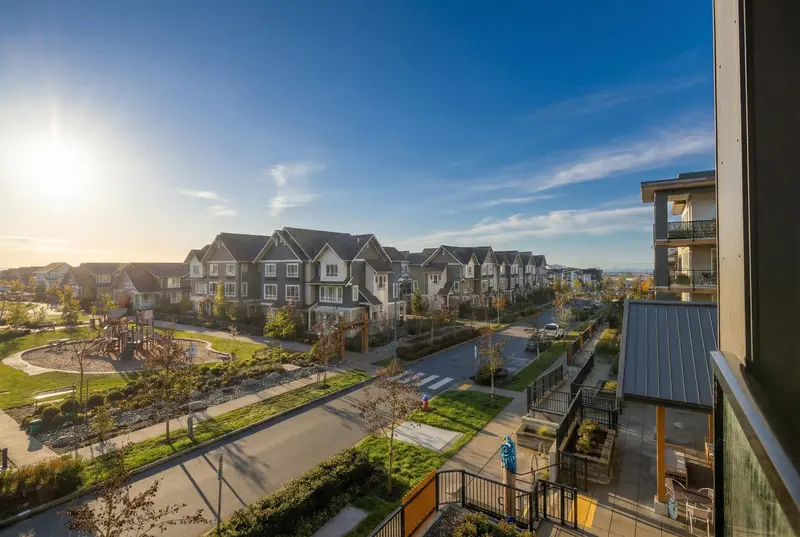 319 1792 STARLING DRIVE - photo 1 of 25