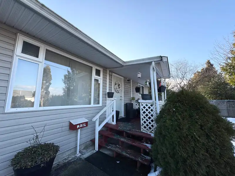 12570 113 AVENUE - photo 4 of 7
