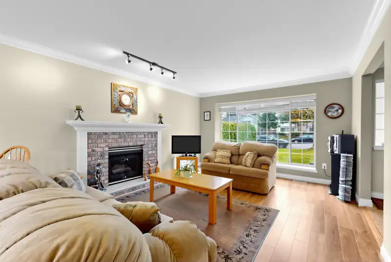 15929 88A AVENUE - photo 3 of 25