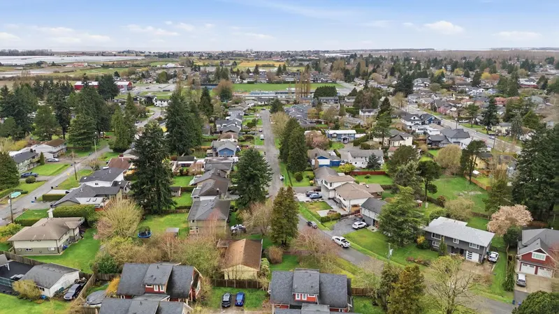 5186 MASSEY DRIVE - photo 3 of 8