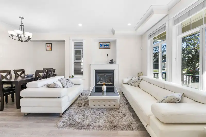 7057 148A STREET - photo 3 of 39