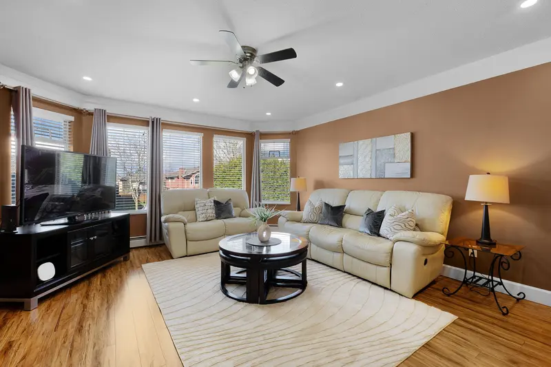 12604 68 AVENUE - photo 4 of 5