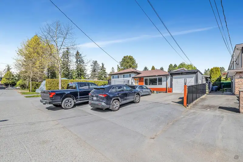 10356 126 STREET - photo 2 of 34