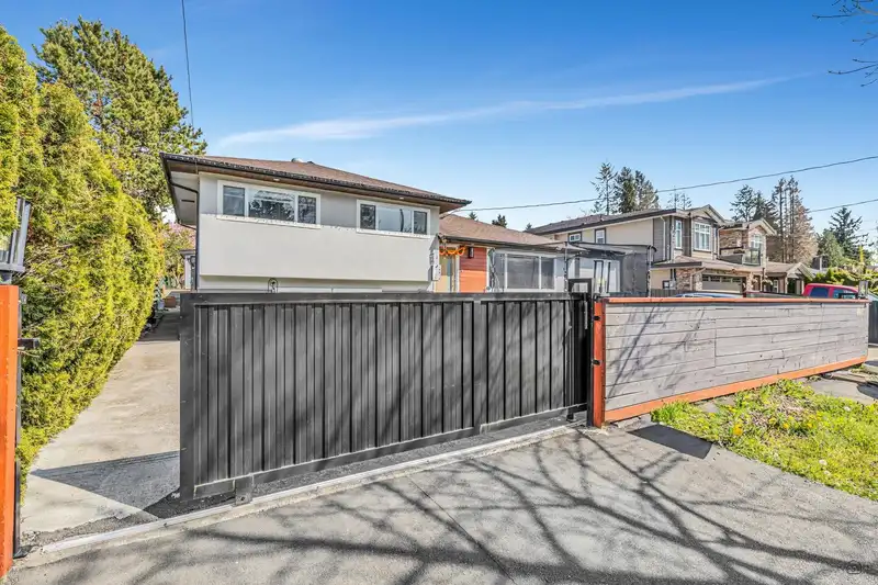 10356 126 STREET - photo 3 of 34