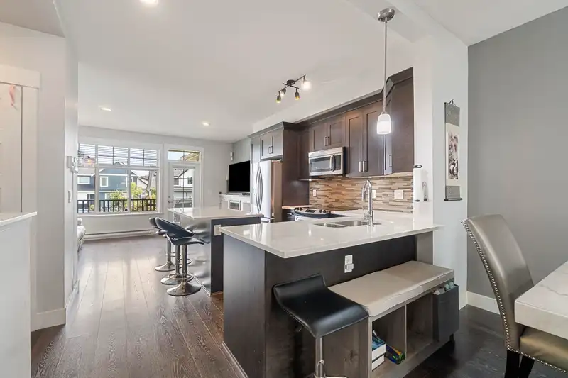 104 19525 73 AVENUE - photo 1 of 17