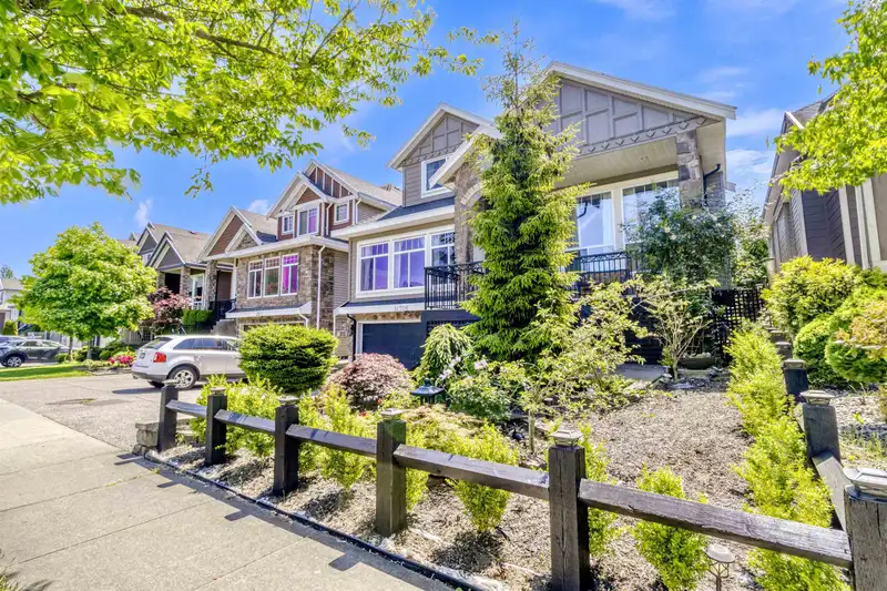 14706 63 AVENUE - photo 3 of 40