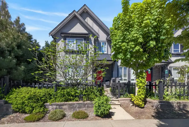 102 14555 68 AVENUE - photo 1 of 23