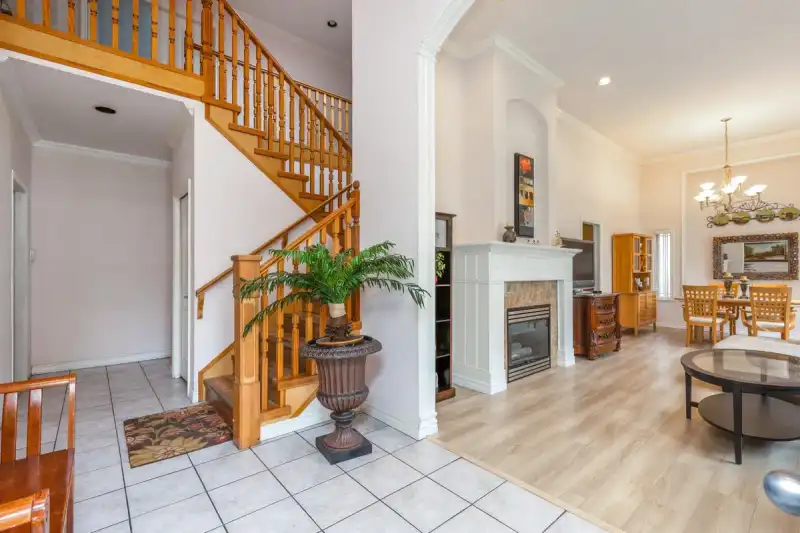 12291 100 AVENUE - photo 3 of 34