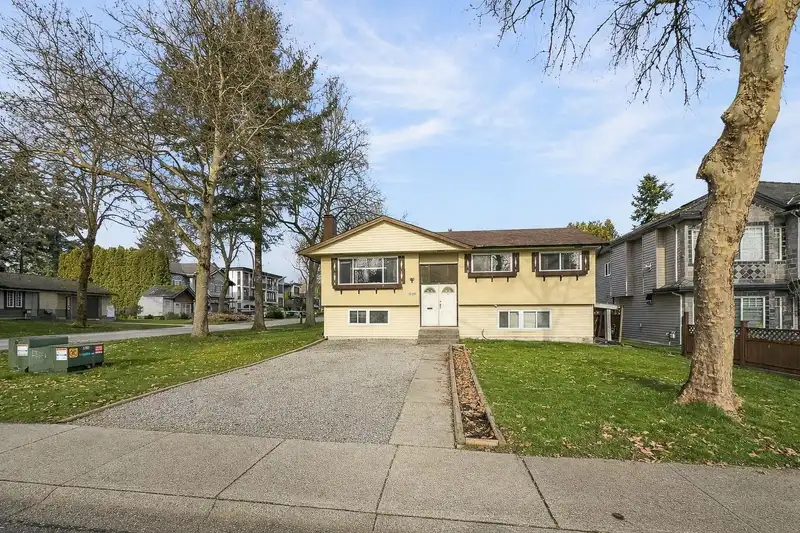 12959 CARLUKE CRESCENT - photo 3 of 39