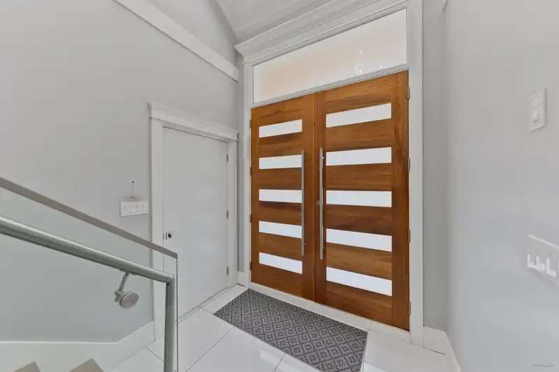 12890 92A AVENUE - photo 4 of 25