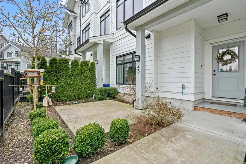 23 17557 100 AVENUE - photo 3 of 27