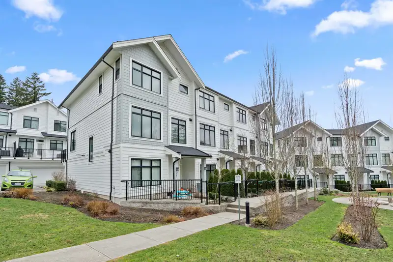 23 17557 100 AVENUE - photo 4 of 27