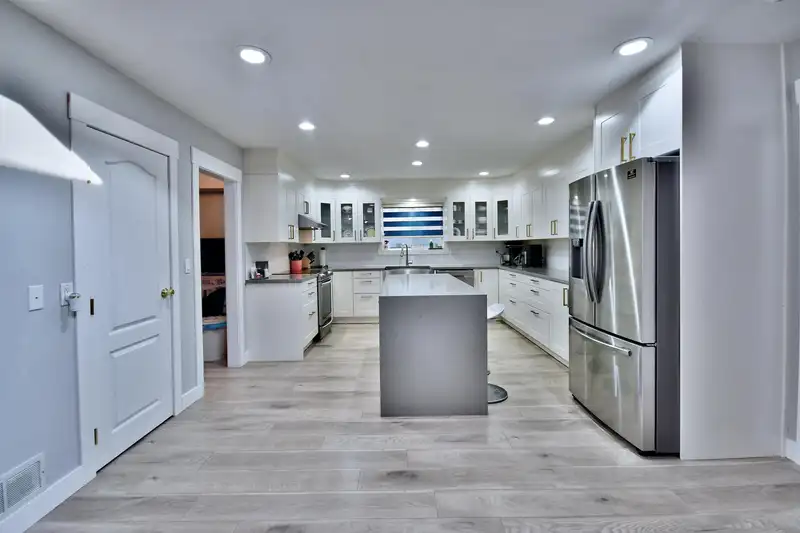 15402 110 AVENUE - photo 2 of 36