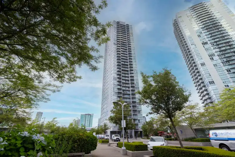 3105 13618 100 AVENUE - photo 1 of 25