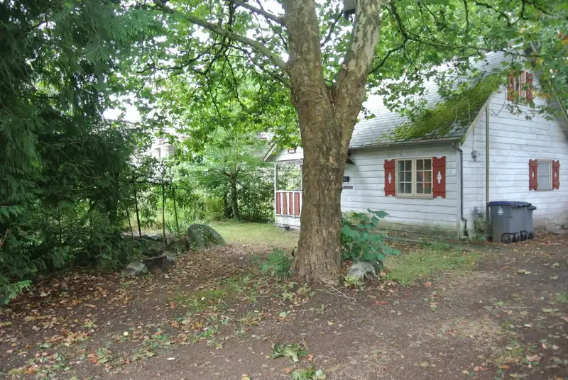 6731 130 STREET - photo 3 of 17