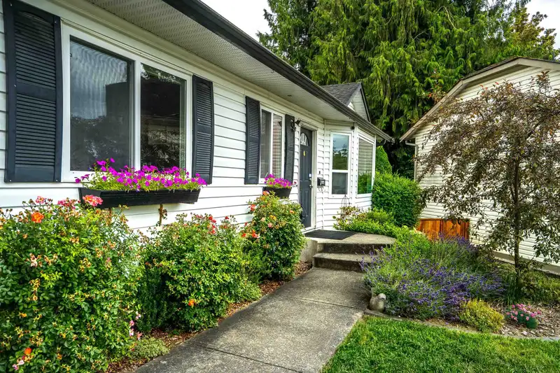 18096 61 AVENUE - photo 3 of 38