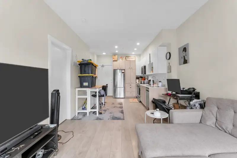 516 10838 WHALLEY BOULEVARD - photo 3 of 6