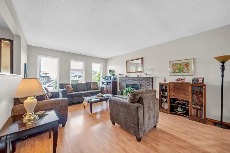 15131 84 AVENUE - photo 3 of 25