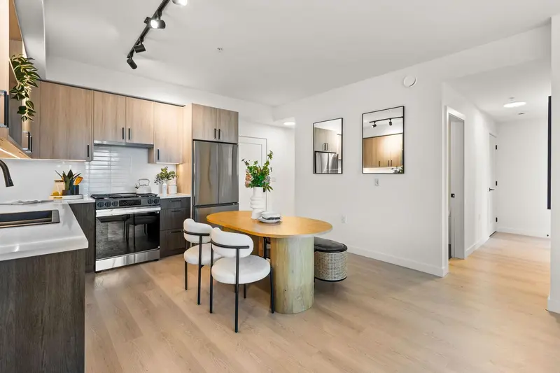 407 2002 ST. GEORGE STREET - photo 2 of 25